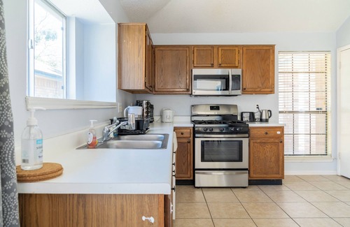 Round Rock House | Perfect Getaway for Pets and Families with Free Drinks!