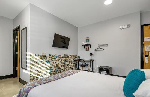 Pacific Hotel | Cozy Pilot Four Room: Poolside Retreat for Two