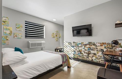 Pacific Hotel | Cozy Pilot Four Room: Poolside Retreat for Two