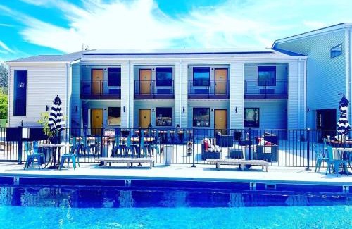 Pacific Hotel | Cozy Pilot Four Room: Poolside Retreat for Two