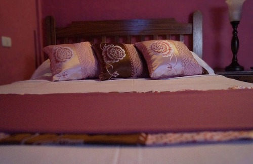 Granada Hotel | Scenic Lakefront Room with Spa and Pet-Friendly Amenities