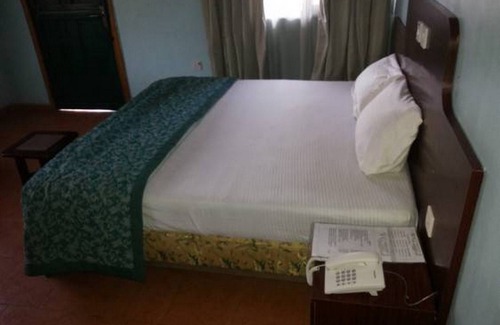 Asaba House | Discover Comfort at Garentiti Apartment - Silver Room Asaba