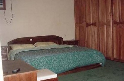 Asaba House | Discover Comfort at Garentiti Apartment - Silver Room Asaba