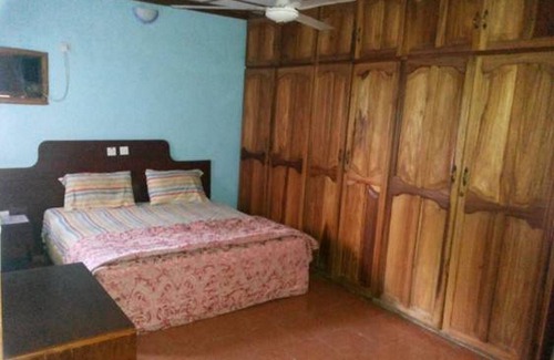 Asaba House | Discover Comfort at Garentiti Apartment - Silver Room Asaba