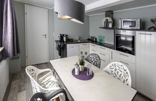 Rhens Apartment | Comfortable Room Hunsrück with Family and Pet-Friendly Perks