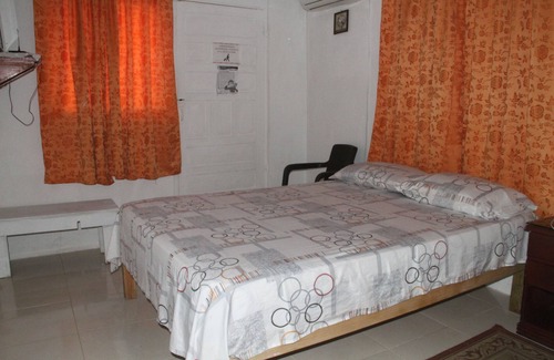 San Andres Hotel | Cozy Room at Green Sea Villa Helen Inn with Spa Access