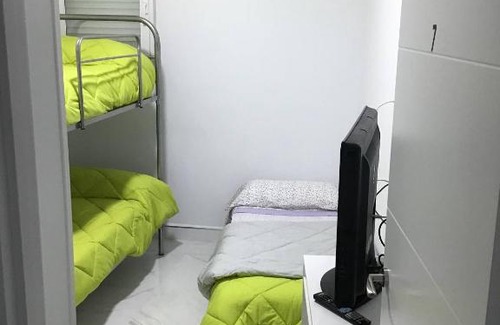 San Isidro House | Budget-Friendly Room in Apartment - Habitacion 07 Triple
