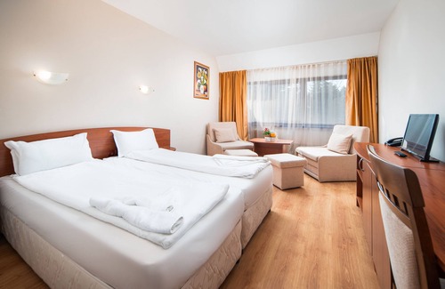 Maritsa Bed & Breakfast | Cozy Room at Hotel Moura with Pool & Breakfast Included