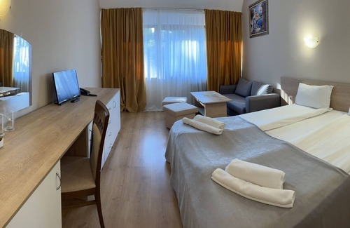 Maritsa Bed & Breakfast | Cozy Room at Hotel Moura with Pool & Breakfast Included