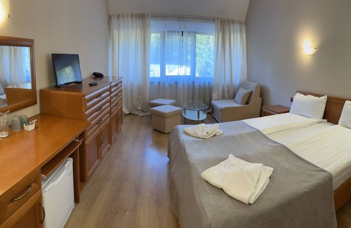 Maritsa Bed & Breakfast | Cozy Room at Hotel Moura with Pool & Breakfast Included
