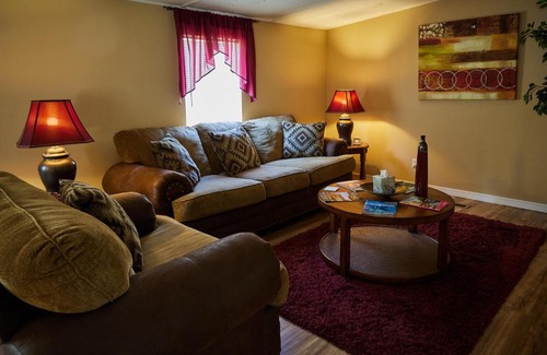 Homosassa House | Relaxing Hot Tub Retreat at Pleasant Days BB Tropical Suite