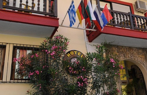 Neos Marmaras House | Cozy Stay at Hotel Petunia, Neos Marmaras: Family & Pet Friendly