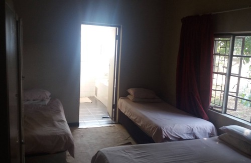 Lephalale House | Cozy Farmhouse Retreat for Families with Breakfast Included