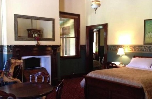 Dubbo House | Inviting Room in Historic Ranelagh House with Pool & Breakfast