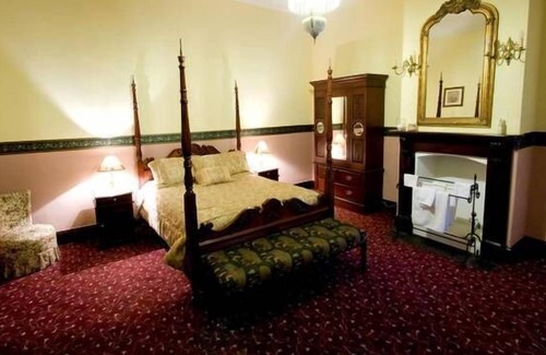 Dubbo House | Inviting Room in Historic Ranelagh House with Pool & Breakfast