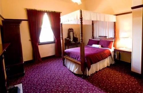 Dubbo House | Inviting Room in Historic Ranelagh House with Pool & Breakfast