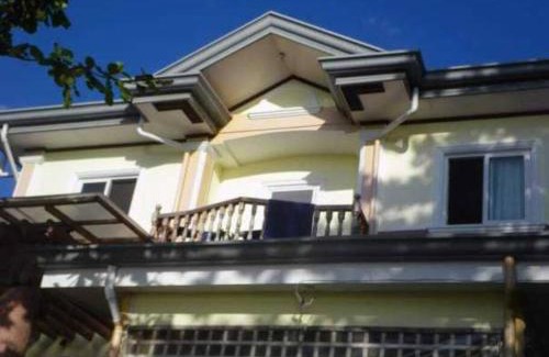 Lobo House | Cozy Room at Lobo Triple N Homestay with Beach Access