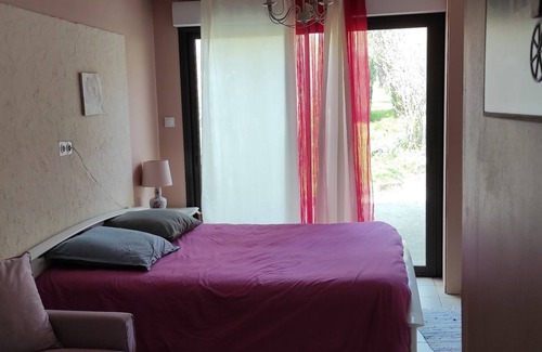 Aspet House | Tranquil Villa Retreat with Mountain Views and Breakfast