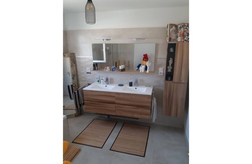 Perols Bed & Breakfast | Tranquil Villa Room with Pool Near Carnon for Relaxation
