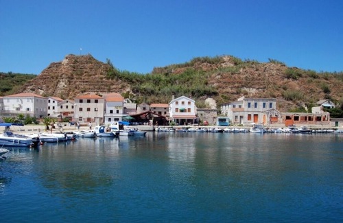 Gornje selo Bed & Breakfast | Comfortable Room in Susak with Air Conditioning & WIFI