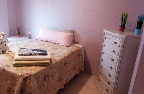 Benalua Bed & Breakfast | Room in the center of Alicante near the beach.