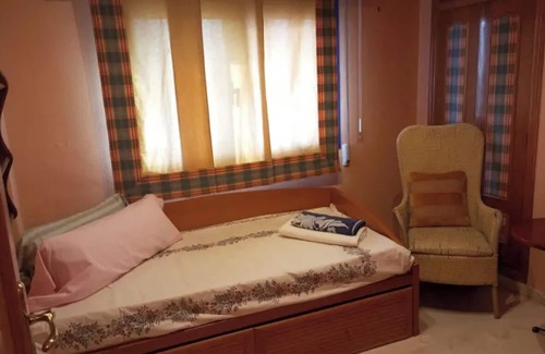 Benalua Bed & Breakfast | Room in the center of Alicante near the beach.