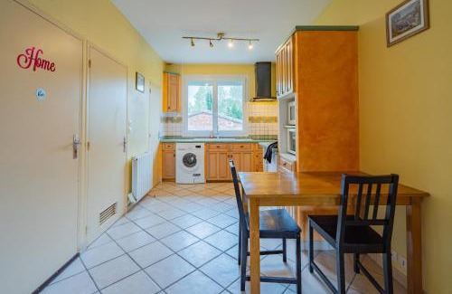 Arenes Romaines - Saint-Martin-du-Touch Apartment | Cozy Studio Near Airbus in Toulouse - Family-Friendly Stay