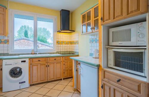 Arenes Romaines - Saint-Martin-du-Touch Apartment | Cozy Studio Near Airbus in Toulouse - Family-Friendly Stay