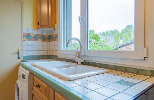 Arenes Romaines - Saint-Martin-du-Touch Apartment | Cozy Studio Near Airbus in Toulouse - Family-Friendly Stay