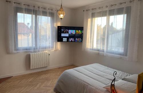 Arenes Romaines - Saint-Martin-du-Touch Apartment | Cozy Room in Toulouse - Family-Friendly Comfort Awaits