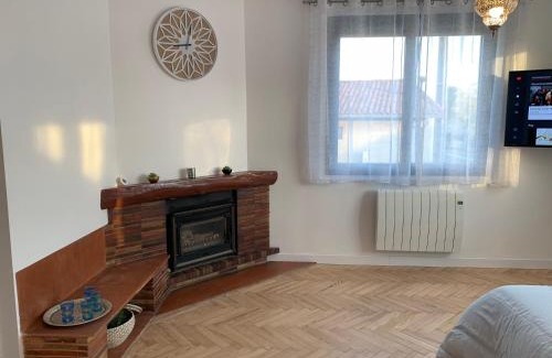 Arenes Romaines - Saint-Martin-du-Touch Apartment | Cozy Room in Toulouse - Family-Friendly Comfort Awaits