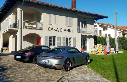 La Morra House | Cozy Room in Villa Near Alba with Breakfast & Pet Welcome