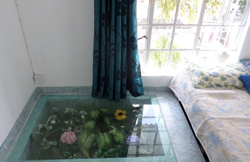 Calodyne House | Romantic Getaway at Room Iris on the DRC with Pool Access
