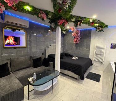 Saint-Denis Hotel | Relaxing Room & Jacuzzi Near Stade de France