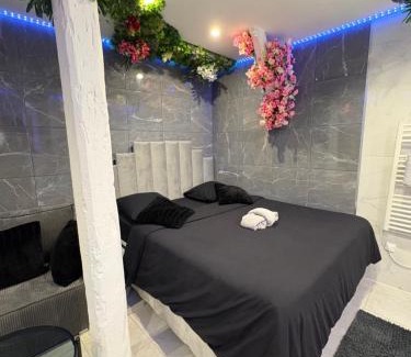 Saint-Denis Hotel | Relaxing Room & Jacuzzi Near Stade de France