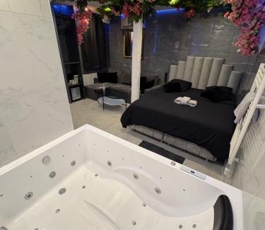 Saint-Denis Hotel | Relaxing Room & Jacuzzi Near Stade de France