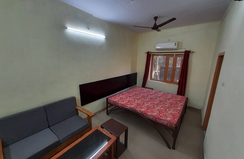 Mohangarh House | Cozy Room at Janardan Homestay with Breakfast in Lucknow