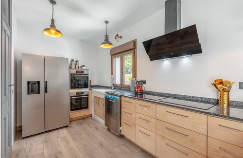 Murchas Apartment | Room 'La Boheme 2' with Mountain View, Wi-Fi and Air Conditioning