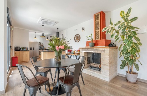 Murchas Apartment | Room 'La Boheme 6' with Mountain View, Wi-Fi and Air Conditioning