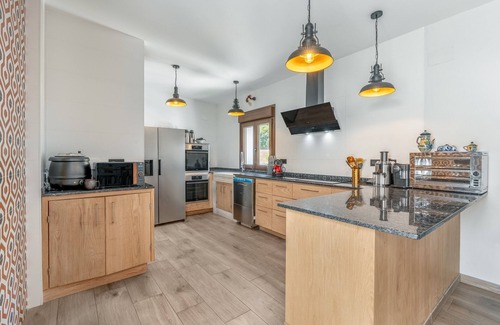Murchas Apartment | Room 'La Boheme 6' with Mountain View, Wi-Fi and Air Conditioning