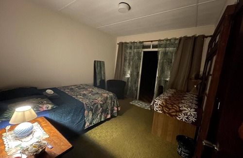 Tiarei Bed & Breakfast | Relax at Room Le Bassin with Private Beach Access