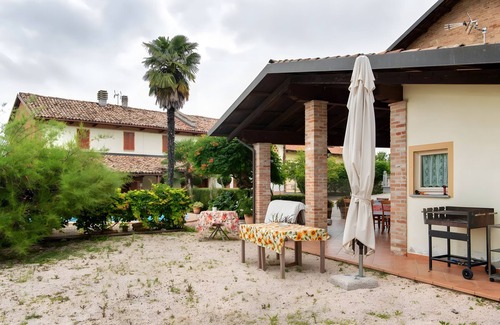 Costigliole d'Asti Apartment | Room 'Lepre' with Mountain View, Shared Pool and Wi-Fi