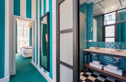 Ensanche Centro Hotel | Elegant Room Mate Valeria Hotel with Pool & Spa Amenities