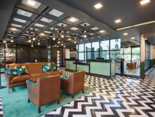 Ensanche Centro Hotel | Discover Room Mate Valeria: Oceanfront Bliss & 9/10 Rated