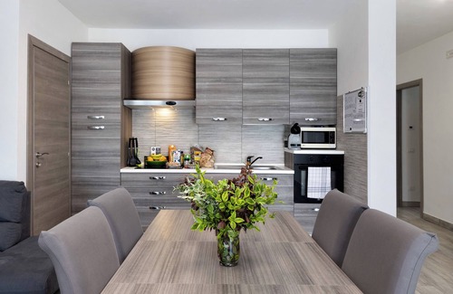 Cervere Apartment | Room 'Mimosa' with Shared Terrace, Wi-Fi and Air Conditioning