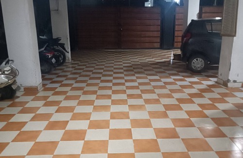 Indirapuram Apartment | Convenient Room Near Sec 62 with Breakfast Included