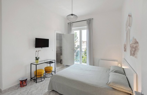 Pagani Bed & Breakfast | Room 'Pompei' with Shared Terrace, Wi-Fi and Air Conditioning