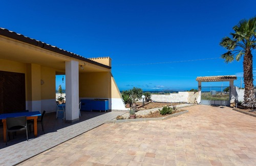 San Leonardo House | Ocean View Room 'Ponente' with Free Wi-Fi & Air Conditioning
