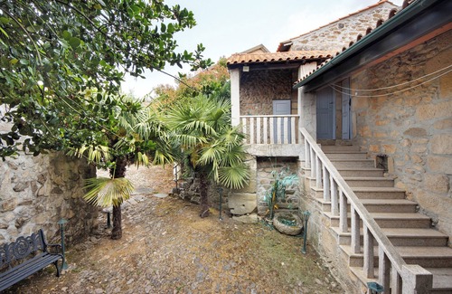Armamar Apartment | Room 'Quarto 4 - Gojim Casa Rural' with Mountain View, Wi-Fi and Air Conditioning