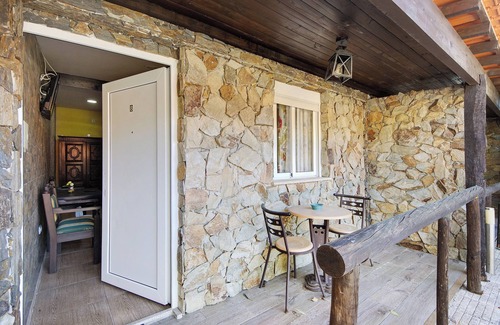 Armamar Apartment | Room 'Quarto 8 - Gojim Casa Rural' with Mountain View, Shared Pool and Wi-Fi